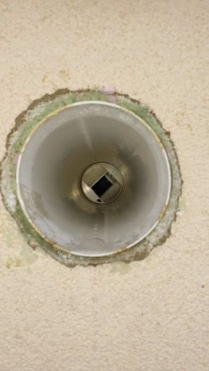 Vyosenie potrubia spôsobuje nedostatočné tesnenie hrdla jednotky, následne preteká kondenzát aj do interiéru